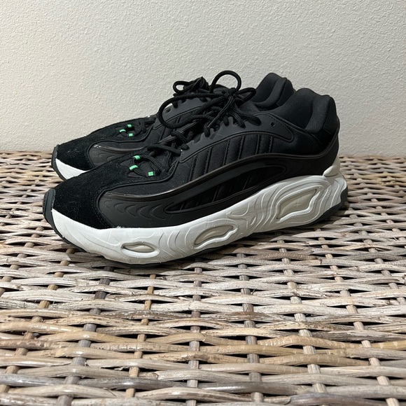 Adidas men’s Oznova size 10.5 Athletic Sneakers, black and white, GUC, comfort - Picture 1 of 8